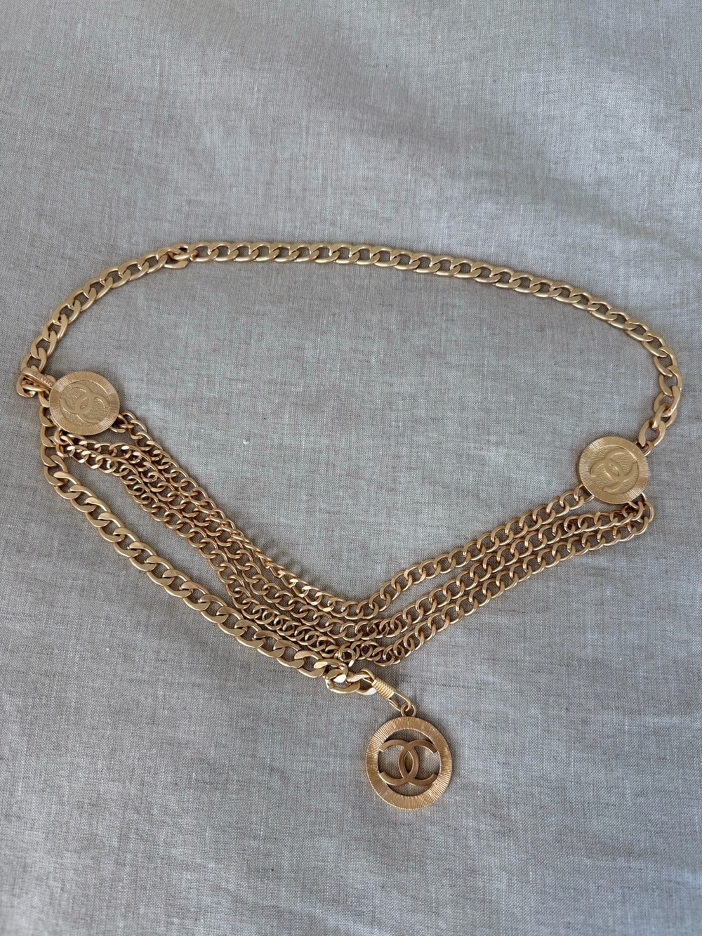 ✨Vintage CHANEL Gold Multi-Strand CC Medallion Chain Belt✨ - Picture 3 of 9